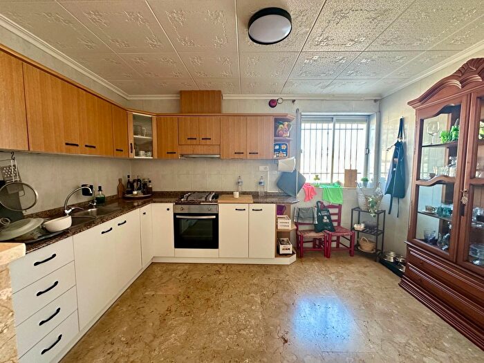 Casas en venta y pisos alquiler - 3