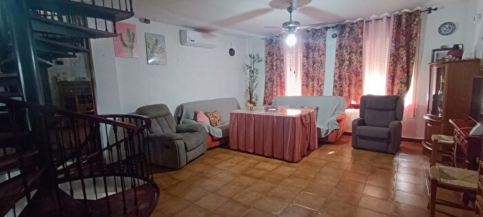 Casas en venta y pisos alquiler - 3