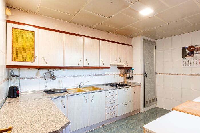 Casas en venta y pisos alquiler - 3