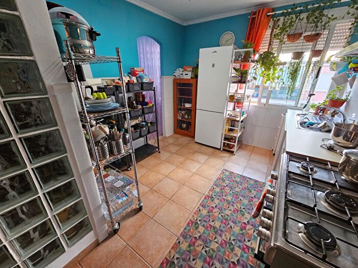 Casas en venta y pisos alquiler - 3