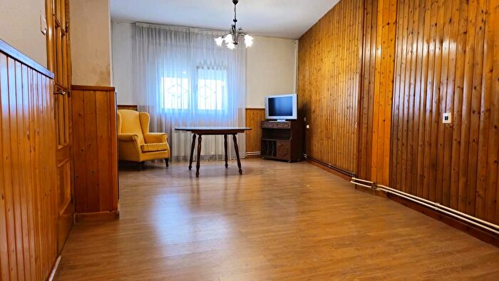 Casas en venta y pisos alquiler - 1