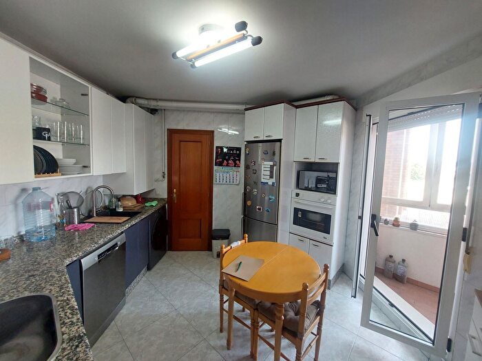 Casas en venta y pisos alquiler - 3