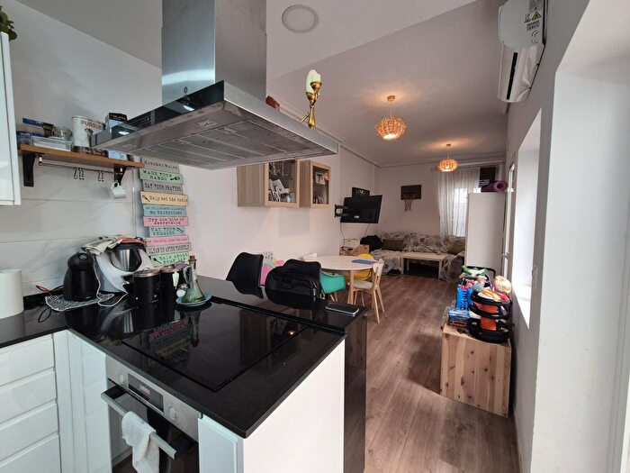 Casas en venta y pisos alquiler - 1