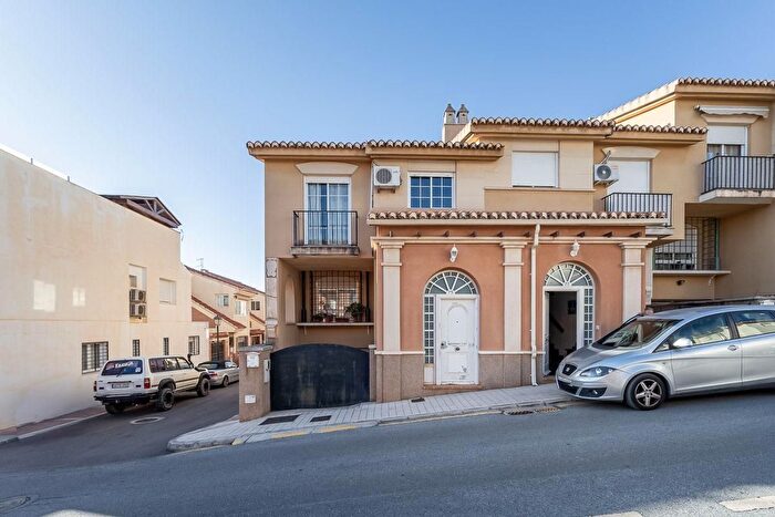 Casa en venta en Huétor Vega, Granada de 4 habitaciones