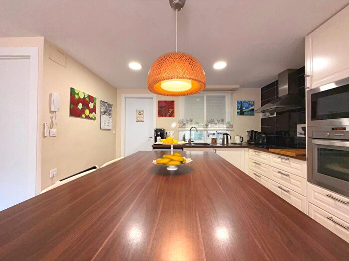 Casas en venta y pisos alquiler - 3