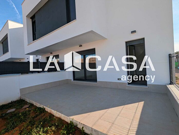 Casas en venta y pisos alquiler - 3