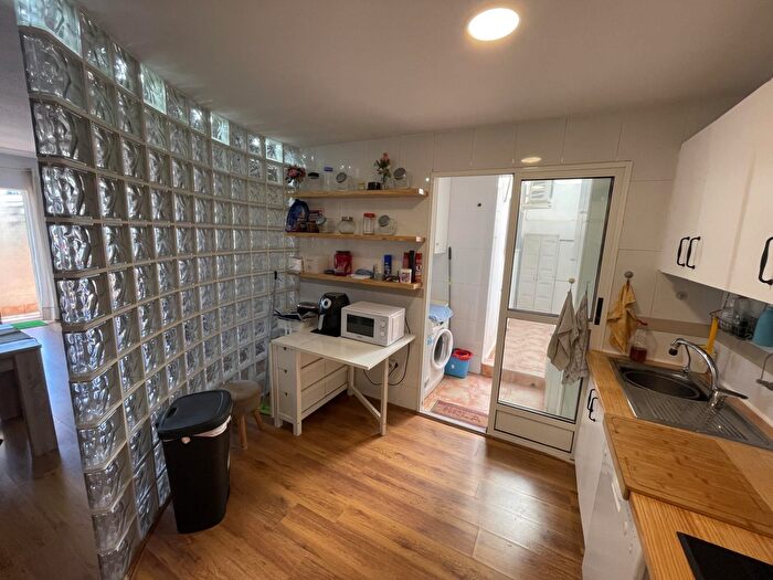 Casas en venta y pisos alquiler - 3