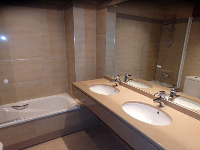 Casas en venta y pisos alquiler - 3