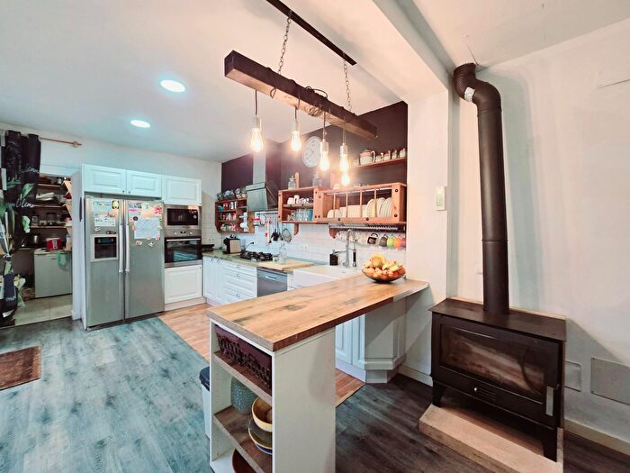 Casas en venta y pisos alquiler - 3