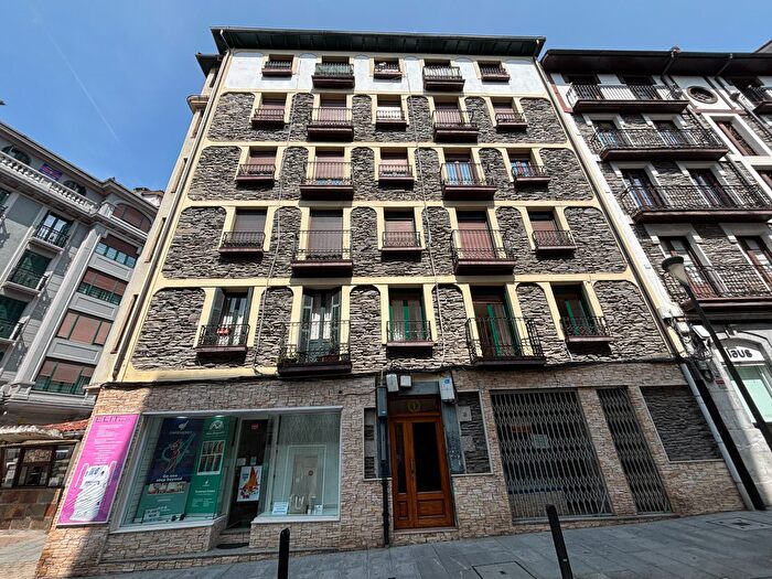 Casas en venta y pisos alquiler - 1