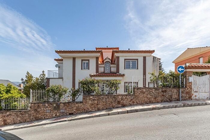 Casa en venta en Barrio de la Vega, Monachil de 8 habitaciones