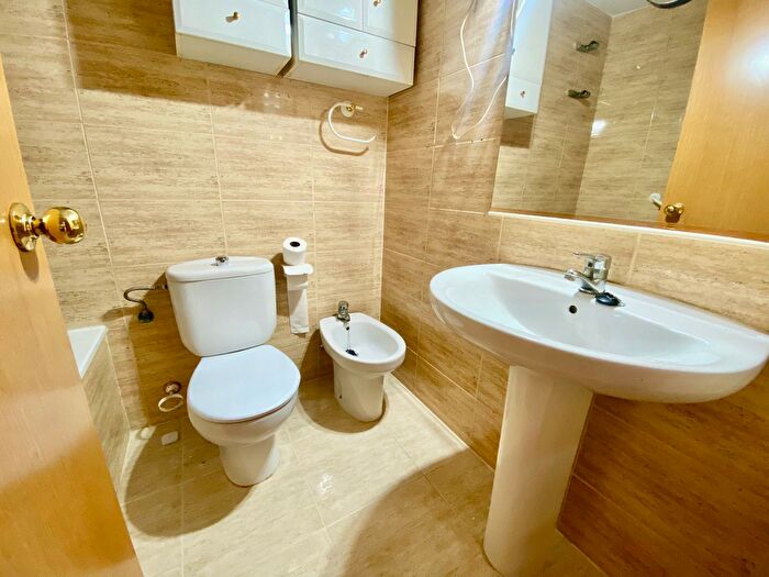 Casas en venta y pisos alquiler - 3