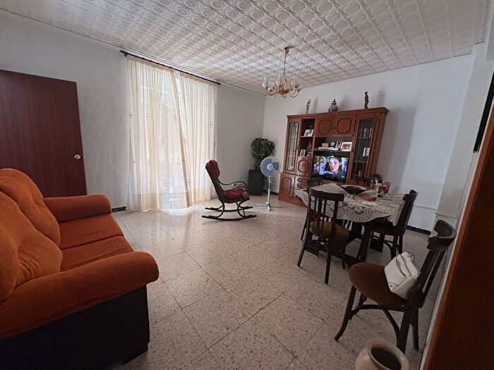 Casas en venta y pisos alquiler - 1