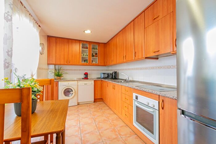 Casas en venta y pisos alquiler - 3