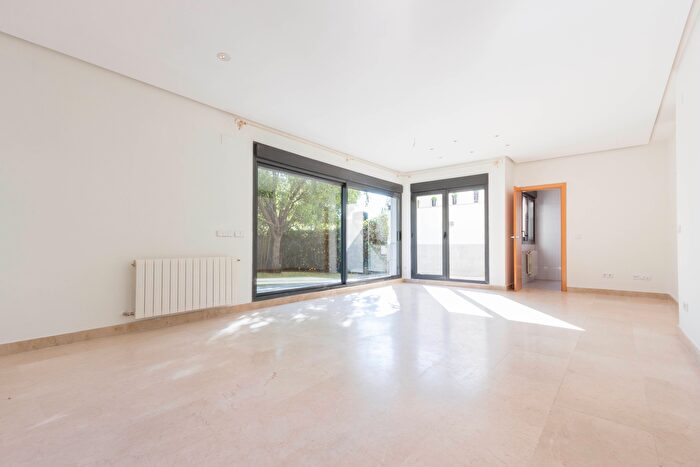 Casa en alquiler en Encinar de los Reyes, La Moraleja de 4 habitaciones