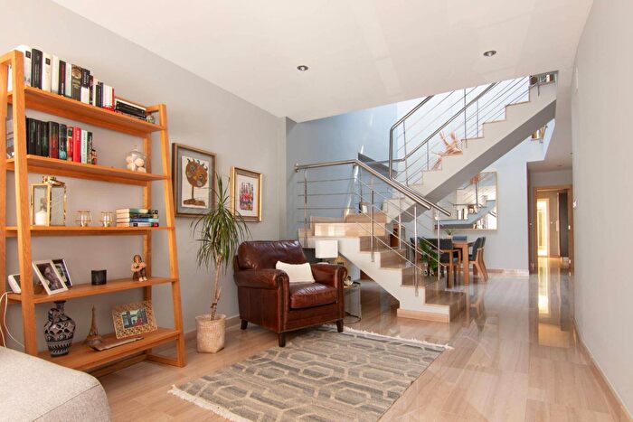 Casas en venta y pisos alquiler - 3