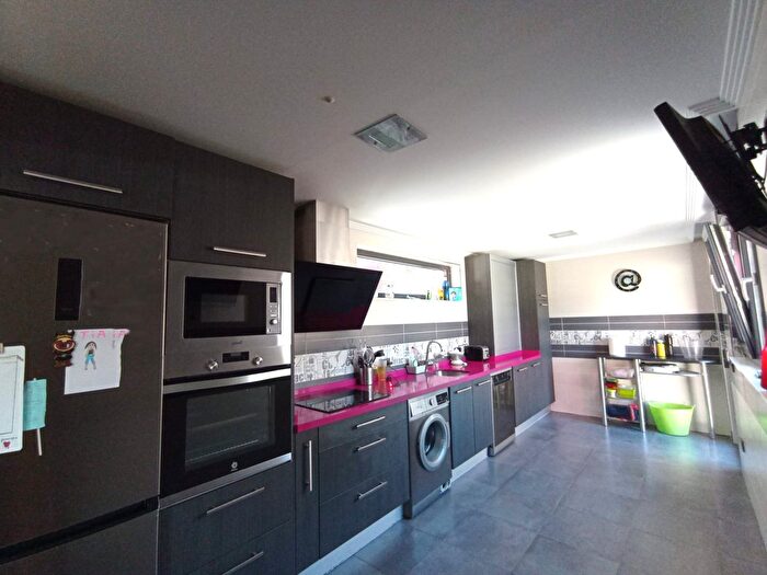 Casas en venta y pisos alquiler - 3