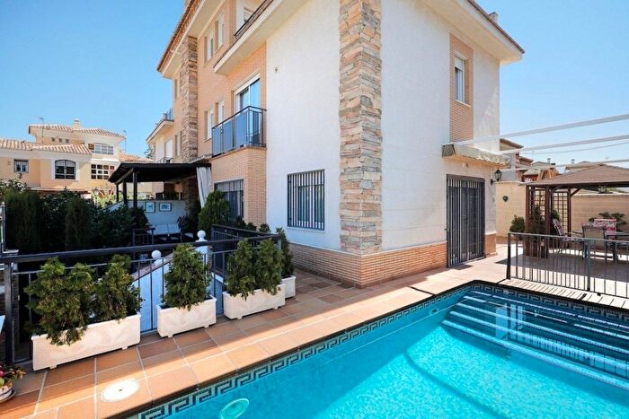 Casa en venta en Genil, Camino de los Neveros Serrallo de 4 habitaciones