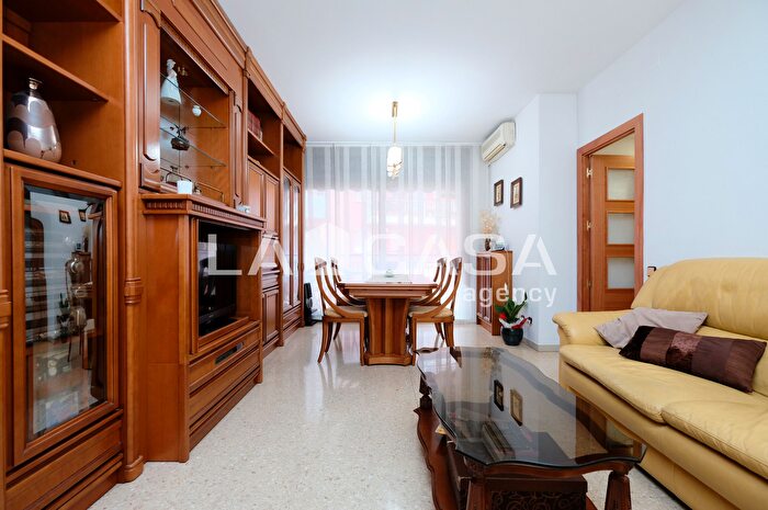 Piso en venta en Nou Barris, Vilapicina i la Torre Llobeta de 4 habitaciones
