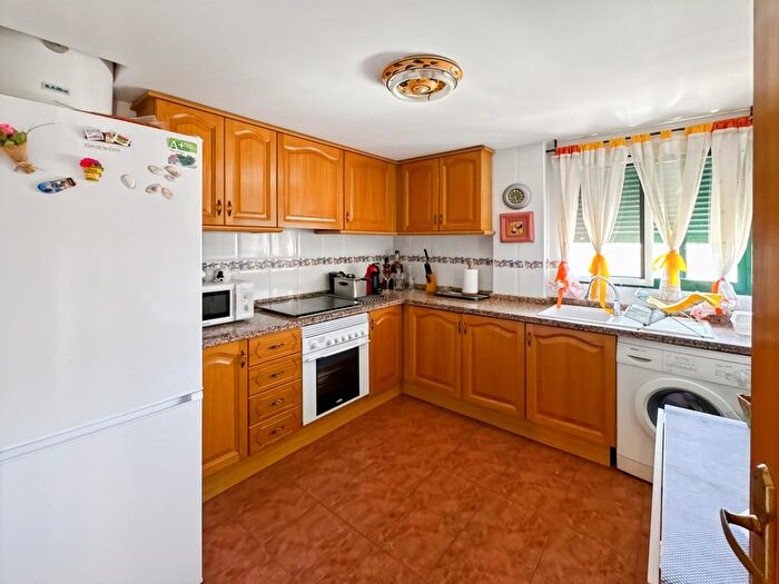 Casas en venta y pisos alquiler - 3