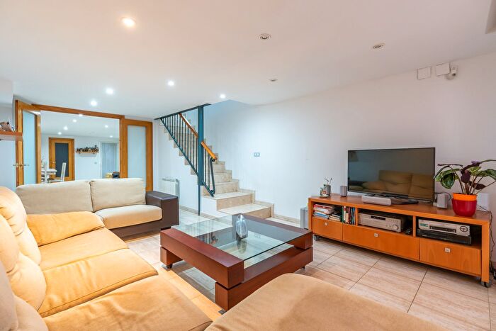 Casas en venta y pisos alquiler - 3