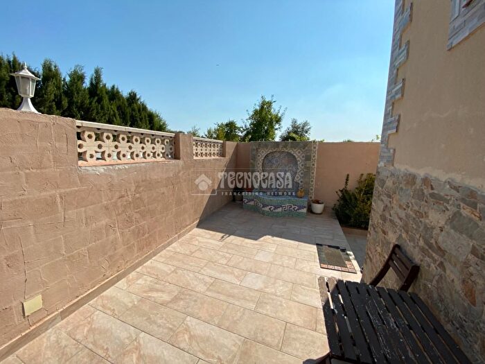 Casas en venta y pisos alquiler - 3