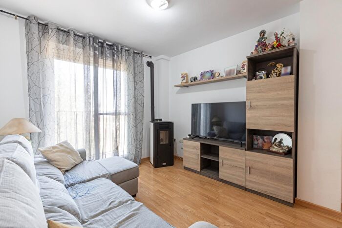 Casas en venta y pisos alquiler - 3