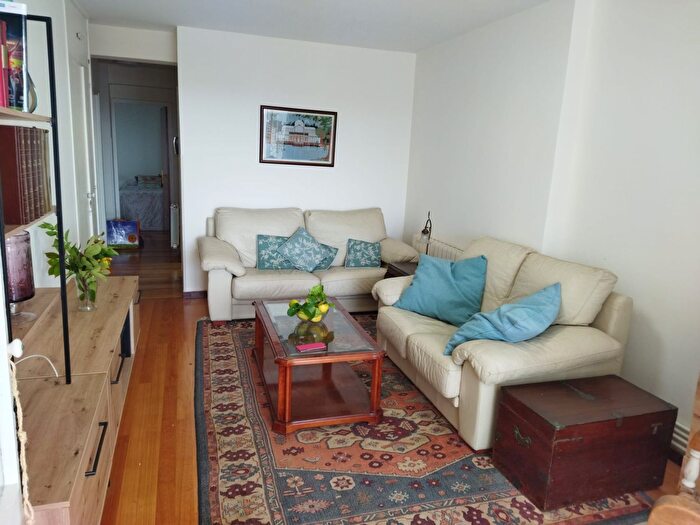 Casas en venta y pisos alquiler - 3