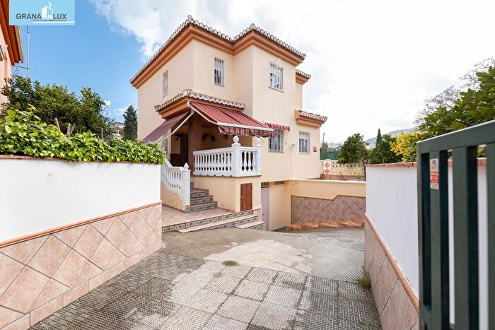 Casa en venta en Cenes de la Vega, Granada de 4 habitaciones