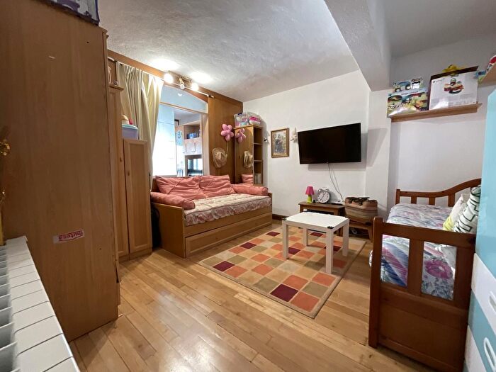 Casas en venta y pisos alquiler - 1