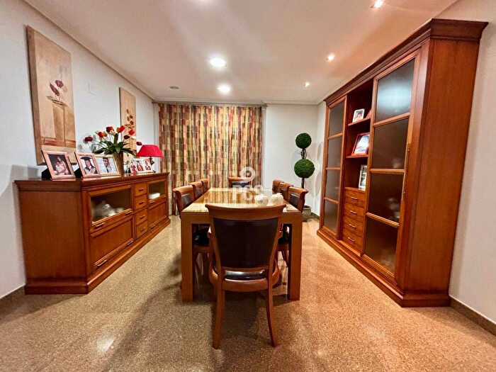 Casas en venta y pisos alquiler - 3