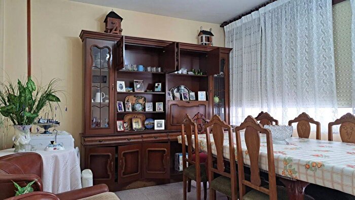 Casas en venta y pisos alquiler - 3