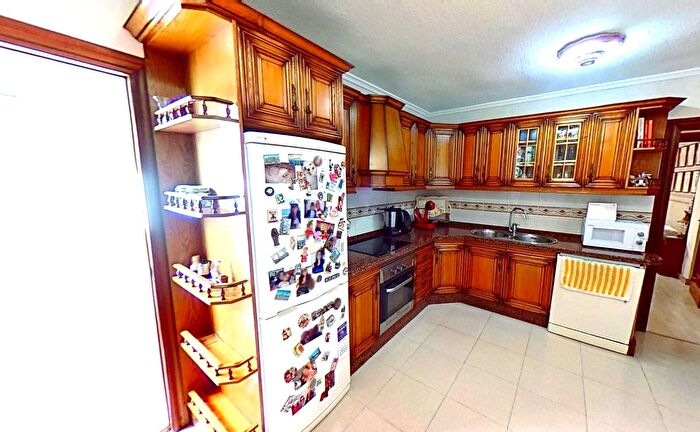 Casas en venta y pisos alquiler - 3