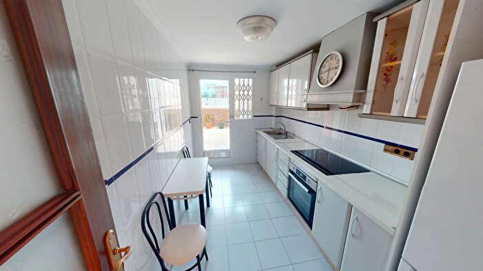 Casas en venta y pisos alquiler - 3