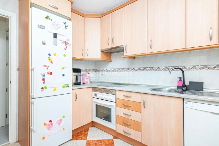 Casas en venta y pisos alquiler - 3