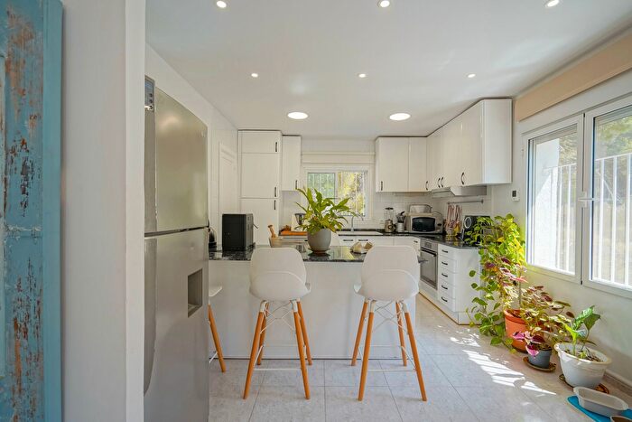 Casas en venta y pisos alquiler - 3