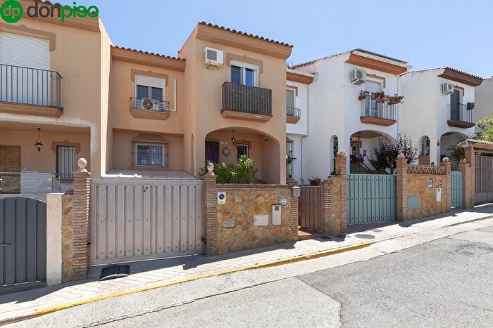 Casa en venta en Otura, Granada de 4 habitaciones