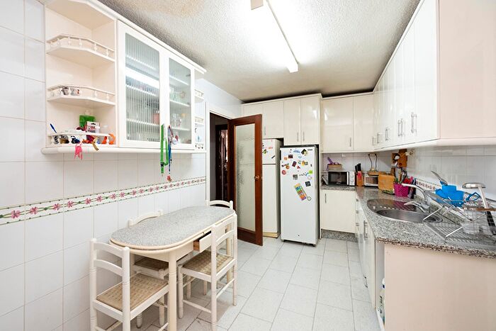 Casas en venta y pisos alquiler - 3