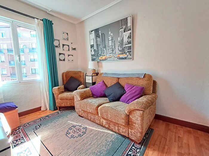 Casas en venta y pisos alquiler - 3