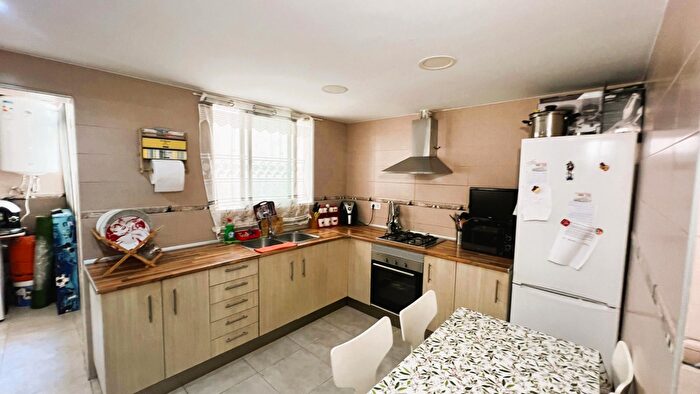 Casas en venta y pisos alquiler - 3