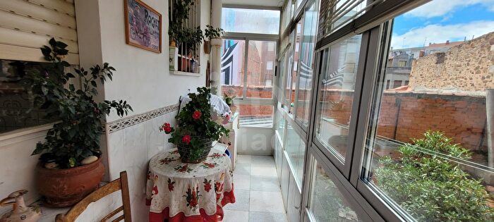 Casas en venta y pisos alquiler - 3