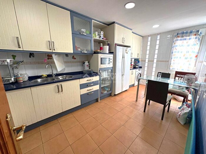 Casas en venta y pisos alquiler - 3