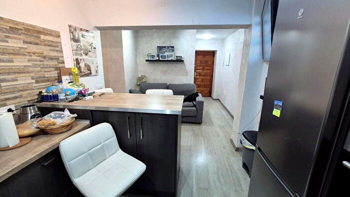 Piso en venta en La Salud La Salle, Los Gladiolos de 3 habitaciones