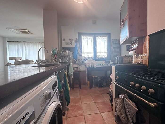 Casas en venta y pisos alquiler - 3