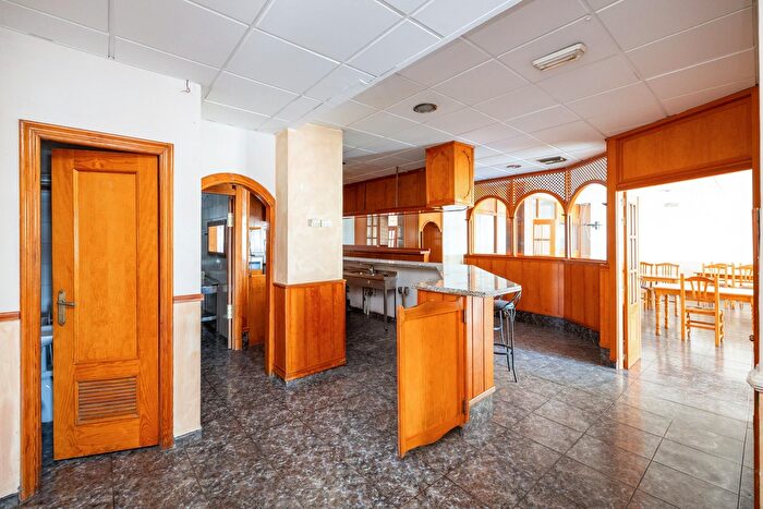 Casas en venta y pisos alquiler - 3
