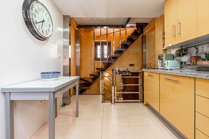 Casas en venta y pisos alquiler - 3