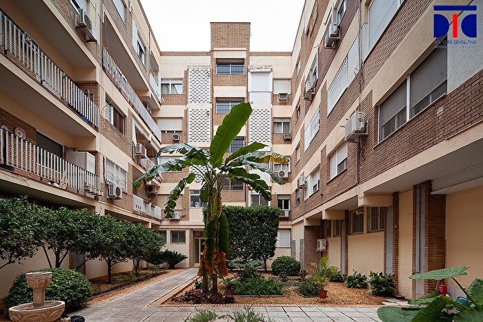 Piso en venta en Los Remedios, Sevilla Capital de 2 habitaciones
