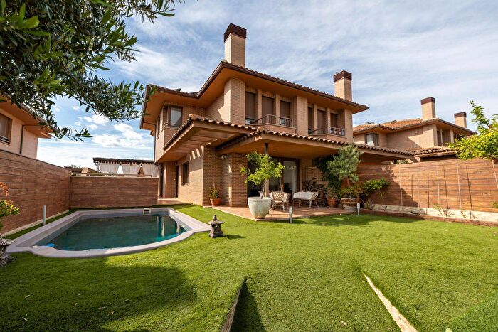 Casas en venta y pisos alquiler - 1