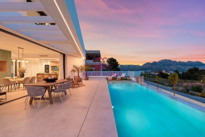 Casa en venta en Polop, Alicante de 4 habitaciones