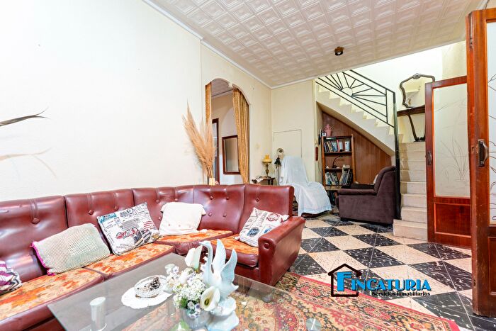 Casas en venta y pisos alquiler - 3